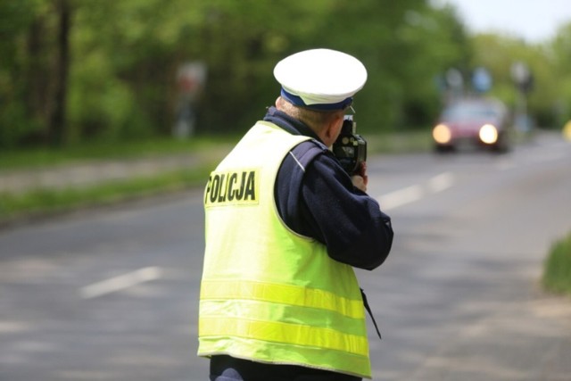 20-letni kierowca zapłaci 2 tysiące mandatu, otrzyma 14 punktów karnych i straci prawo jazdy na okres trzech miesięcy. To wszystko z powodu tego, że jechał w Dusznikach-Zdroju z prędkością 120 km/h w terenie zabudowanym