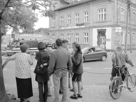 To zdjęcie zrobiliśmy w Czechowicach-Dziedzicach następnego dnia po zabójstwie policjantów. W głębi budynek, w którym zginęli.   /   JACEK ROJKOWSKI