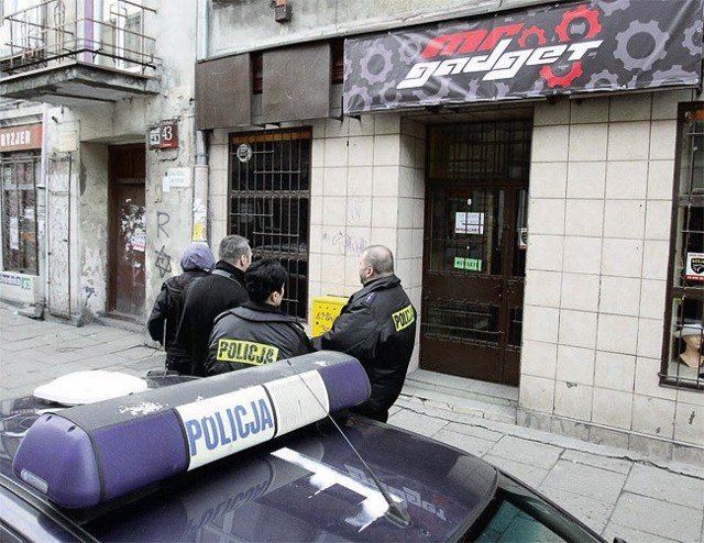 We wtorek policjanci spędzili kilka godzin w sklepie na Wschodniej, w którym od początku grudnia sprzedawano dopalacze.