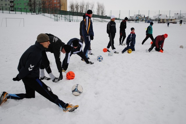 Piłkarze Gryfa 2009 Tczew (na pierwszym planie Kamil Gronkowski) trzy z sześciu cotygodniowych przedsezonowych treningów mają w terenie