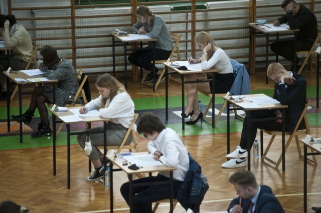 We wtorek, 4 maja, rozpoczęły się tegoroczne matury. Na początek maturzyści zmagają się z egzaminem z języka polskiego.
