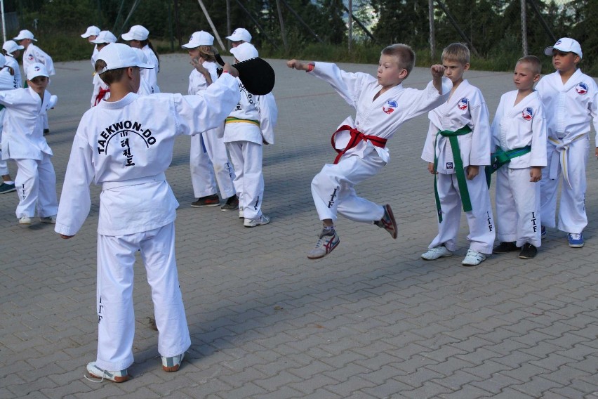 Młodzi adepci taekwondo z Wieluniu ćwiczyli techniki walki w...
