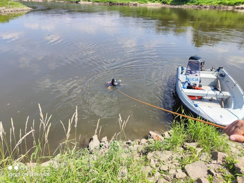 Tragedia nad Odrą w okolicy Kawic. Wędkarz wpadł do rzeki. Po kilkugodzinnych poszukiwaniach z wody wyłowiono ciało mężczyzny