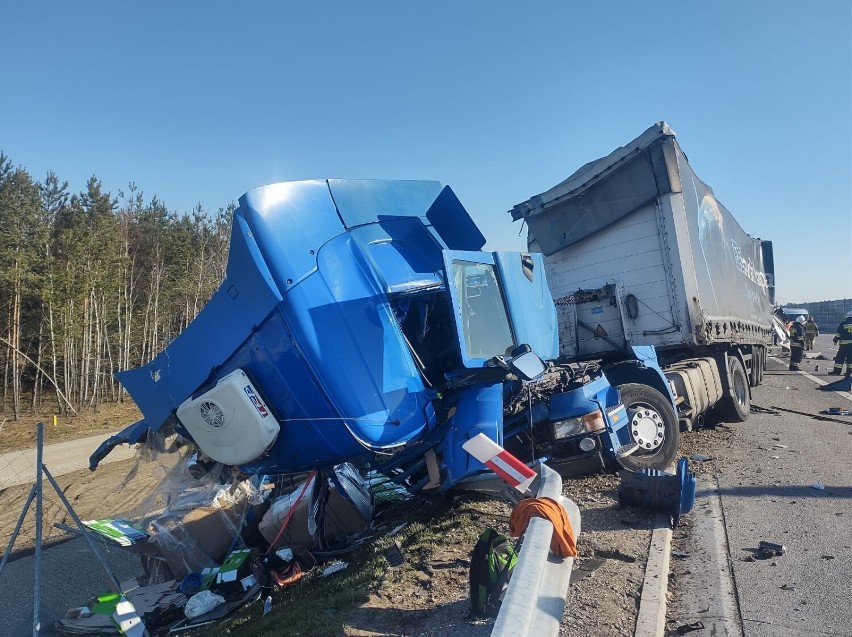 Wypadek na autostradzie A1 koło Radomska. Zderzenie dwóch ciężarówek w Szczepocicach Rządowych
