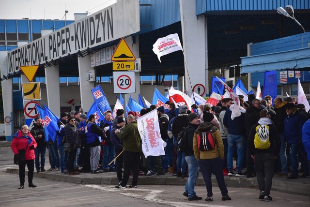 Związkowcy przeprowadzili akcję protestacyjną zorganizowaną pod bramą kwidzyńskiego zakładu IP.