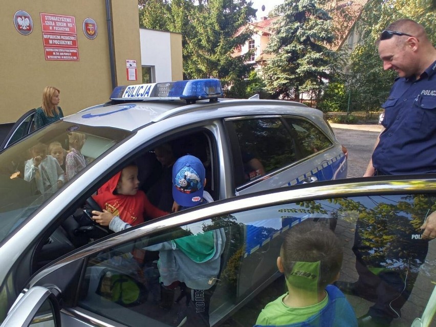 Policjanci  odwiedzili przedszkolaków w powiecie...