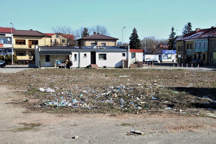 „Napiszcie o tym. Może to kogoś zawstydzi”. Zwały śmieci w centrum Tomaszowa Lubelskiego 