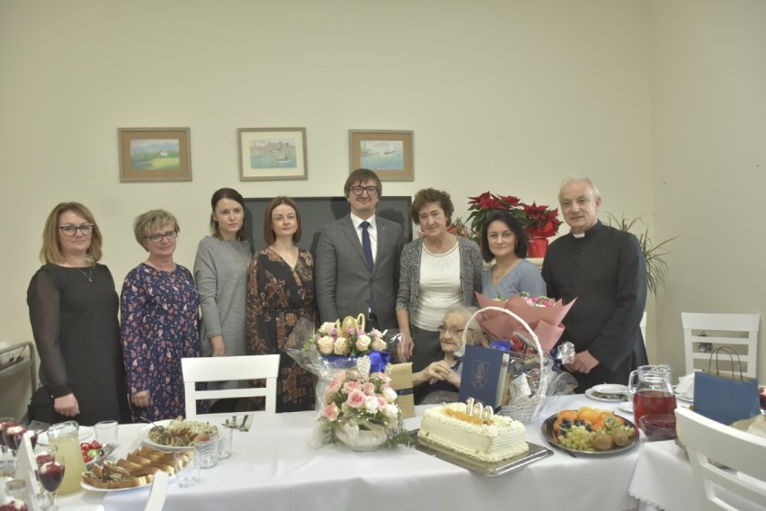 100. urodziny mieszkanki Pelplina - burmistrz z życzeniami u jubilatki [ZDJĘCIA]