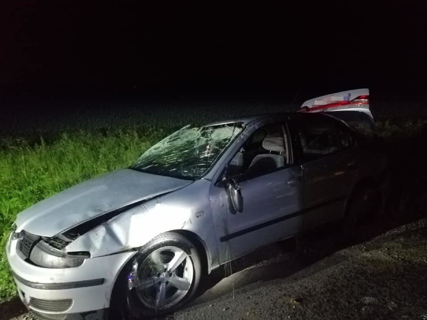 Wypadek w gminie Lichnowy [ZDJĘCIA]. Kobieta trafiła do szpitala po dachowaniu