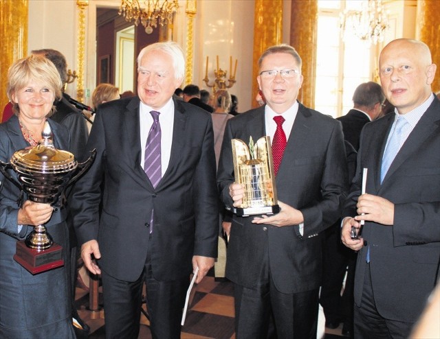 Nagrody w Warszawie odebrali dyrektorka chrzanowskiej biblioteki (z lewej) i burmistrz (drugi z prawej)