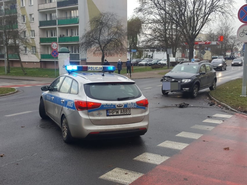 Zderzenie aut na skrzyżowaniu w centrum Szczecinka. Są poszkodowani [zdjęcia]