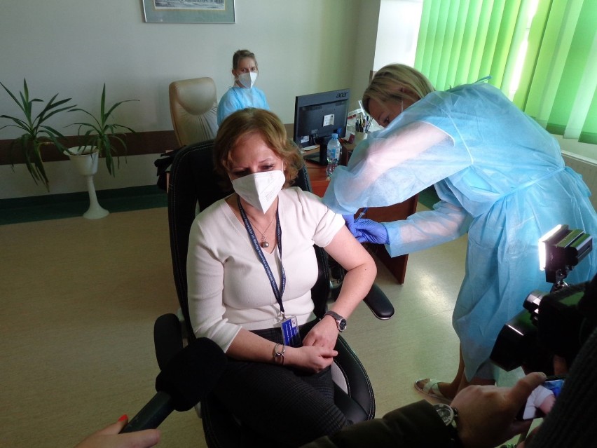 Pierwsze szczepienia na koronawirusa w szpitalu w Piotrkowie...