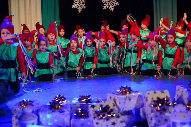 Na scenie Miejskiego Ośrodka Kultury w Bukownie odbył się koncert noworoczny pt. "Kiedy mamy siebie"