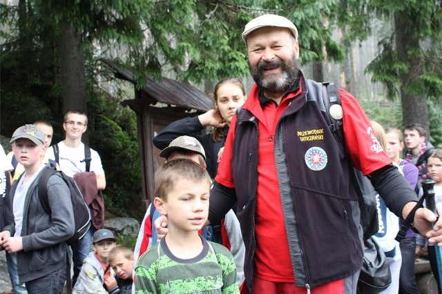 Beze mnie ta wycieczka zginęłaby! Trzymam porządek - śmieje się na drodze do Morskiego Oka przewodnik Jacek Wiśniewski