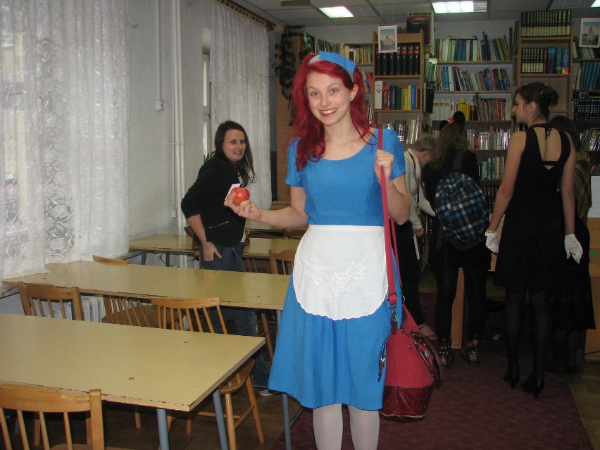 Alicja w szkolnej bibliotece