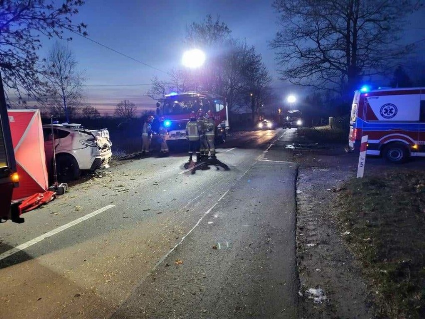 W wyniku zderzenia dwóch aut zginął jeden z kierowców, dwie...