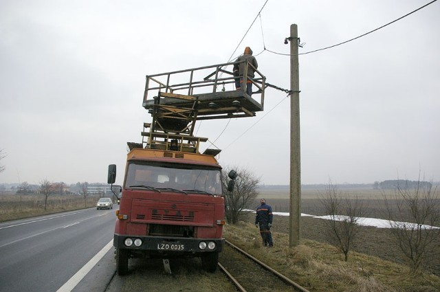 Montaż trakcji na linii 46 trwał kilkanaście godzin. Ruch przywrócono dopiero po południu.