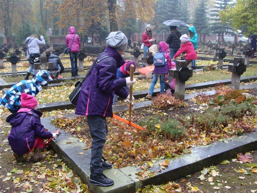 Akcja sprzątania grobów w Piotrkowie