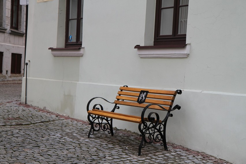 Na Starym Mieście w Lublinie pojawiły się ławki z herbem miasta. Zobacz zdjęcia