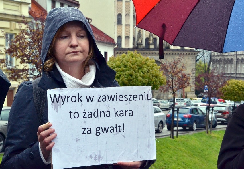 Gwałt w Pietrzykowicach. Protest przed sądem ws. zbyt niskiego wyroku [ZDJĘCIA]