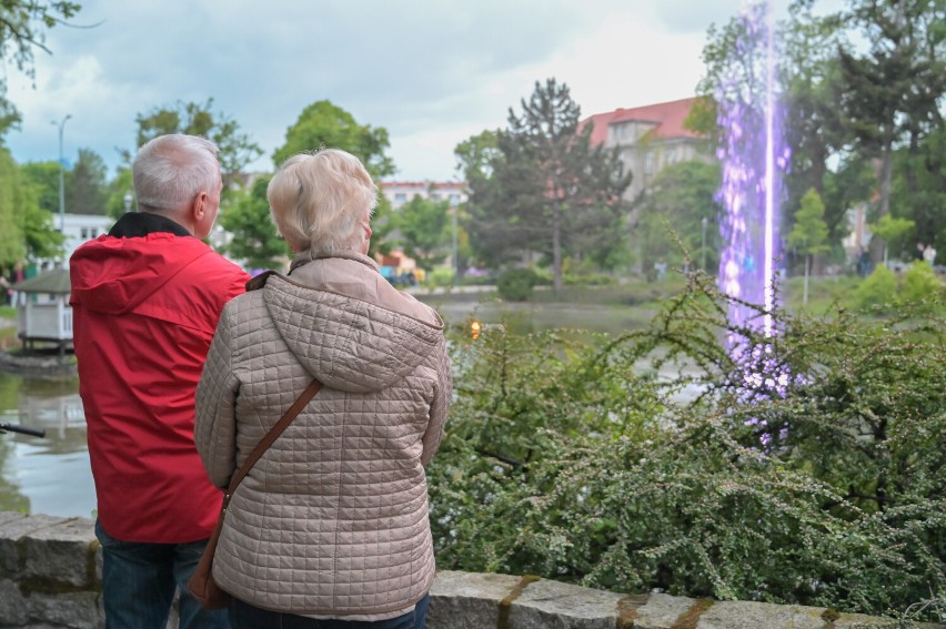 Pływająca i podświetlona fontanna to nowa atrakcja Parku Miejskiego w Grudziądzu [zdjęcia, wideo]