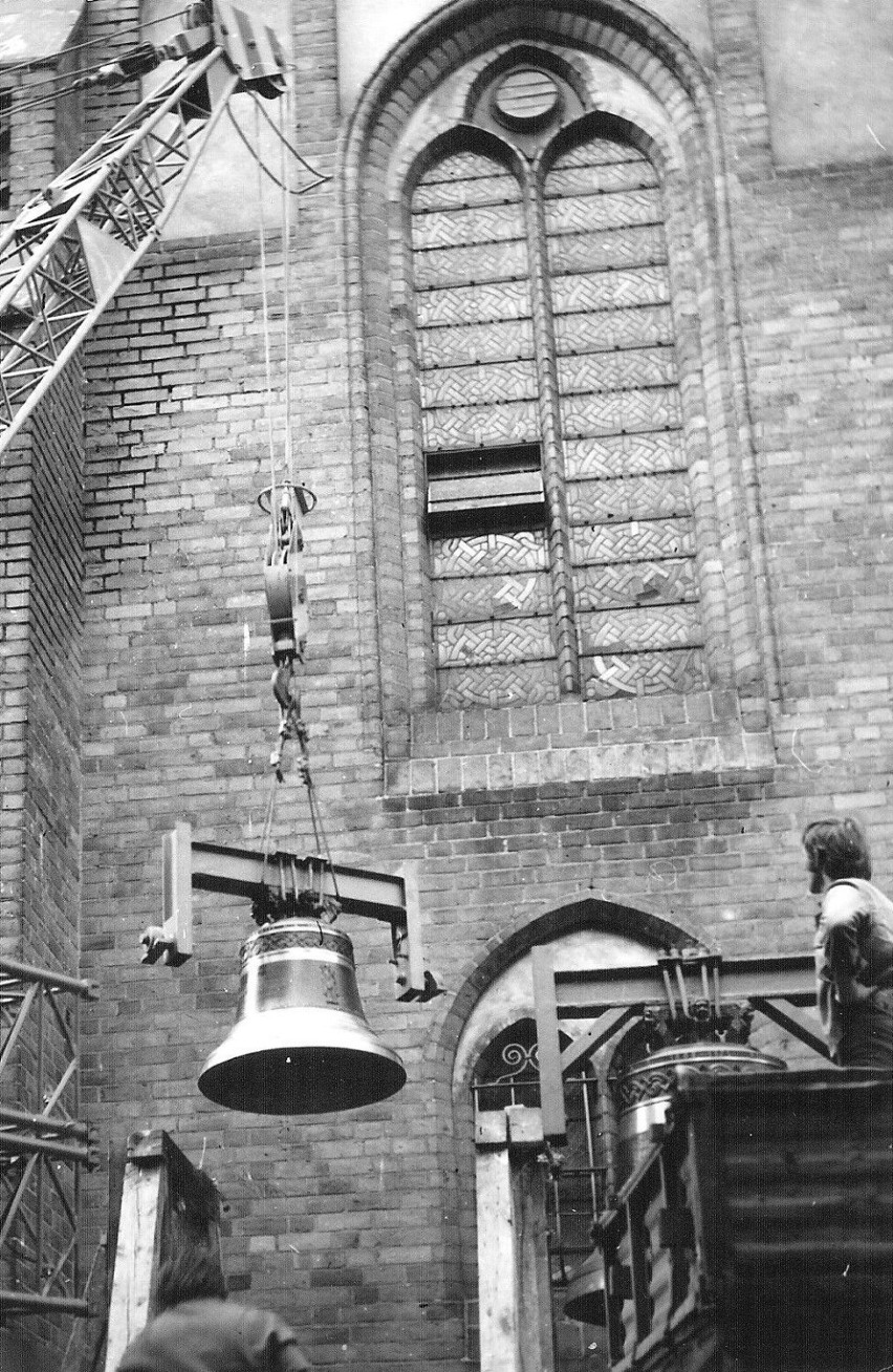 Rok 1975, montaż dzwonu na wieży kościoła Mariackiego w...