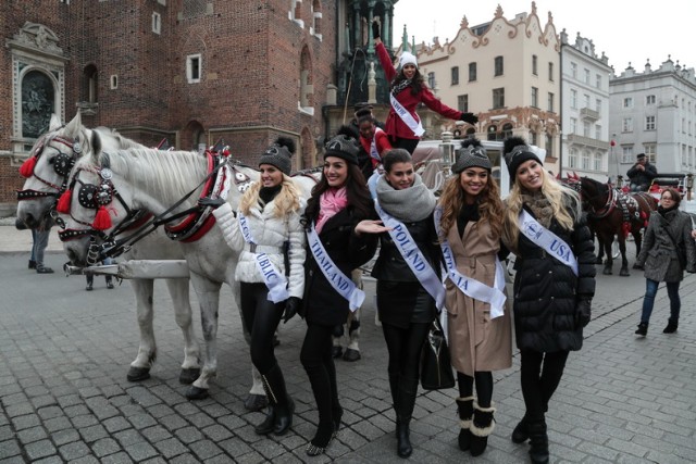 Piękne kandydatki na Miss Supranational zwiedzają Kraków.