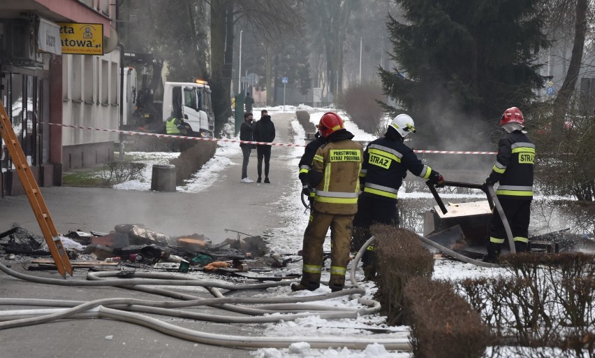 Oświęcim. Pożar mieszkania przy ulicy Staszica, na osiedlu Chemików. Wstępna przyczyna: od świeczki. [ZDJĘCIA]