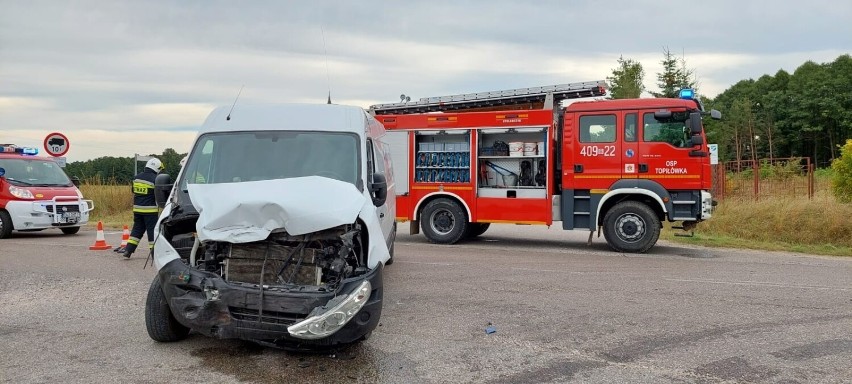 Augustów. Groźny wypadek na drodze powiatowej. Osobówka wylądowała w rowie na dachu, dwie osoby trafiły do szpitala [ZDJECIA]