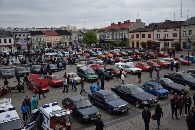 Skierniewickie Klasyki otworzyły sezon – w niedzielę 1 maja, na skierniewickim rynku odbył się zlot miłośników starych aut. Organizatorzy imprezy, czyli pasjonaci historii motoryzacji z grupy Skierniewickie Klasyki, zarejestrowali ponad 160 pięknych, ale leciwych pojazdów – motocykli i aut.