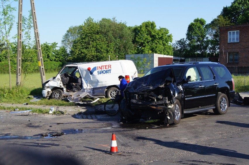 Wypadek w Konopnicy. Kierowca nie zatrzymał się przed znakiem STOP.  Ranni trafili do szpitala