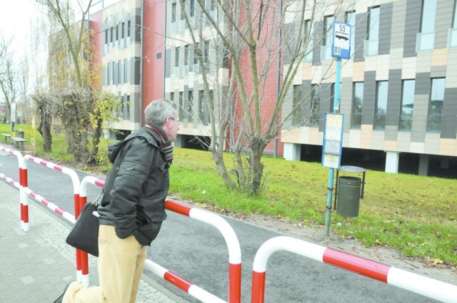 Aby zobaczyć rozkład jazdy autobusów przed Biblioteką UKW trzeba ...