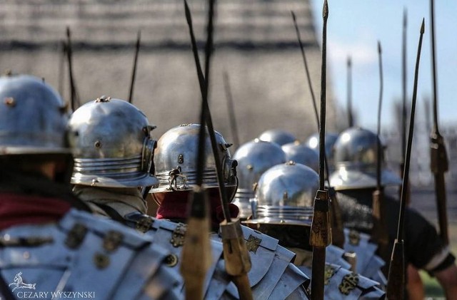 Wyjątkową atrakcją będzie udział Legio XXI Rapax – jednej z największych międzynarodowych grup odtwarzających rzymskie jednostki wojskowe. Przy zabytkowej kuźni zobaczymy sześciu legionistów.