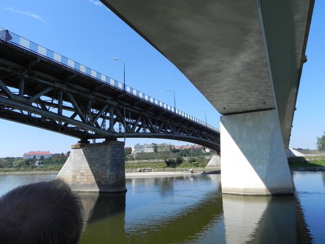 Stary most (po lewej) w Sandomierzu zostanie zamknięty dla ruchu kołowego 25.04.2013 r.