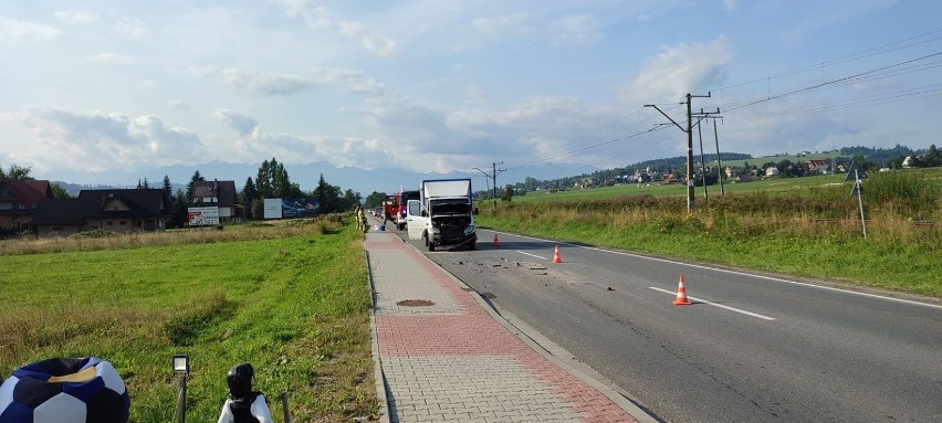 Wypadek na zakopiance. Auto dostawcze uderzyło w osobówkę. Na krajówce ruch wahadłowy