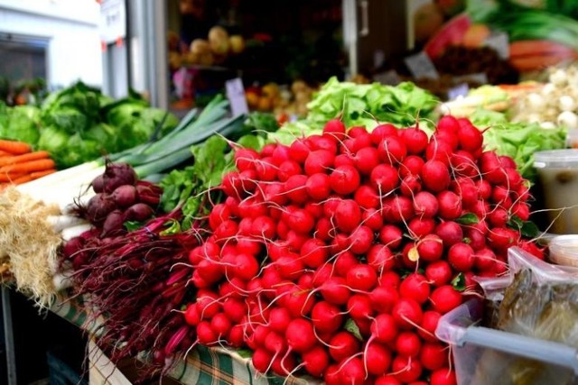 Rynek przy Szosie Chełmińskiej, popularny Manhattan na Rubinkowie oraz bazarek przy pawilonie Maciej na Skarpie to miejsca, gdzie torunianie najchętniej zaopatrują się w owoce i warzywa. My sprawdziliśmy, ile muszą zapłacić za ziemniaki, pomidory czy  botwinkę. Dane dotyczą piątku, 12 czerwca. 

WIĘCEJ NA KOLEJNYCH STRONACH>>>