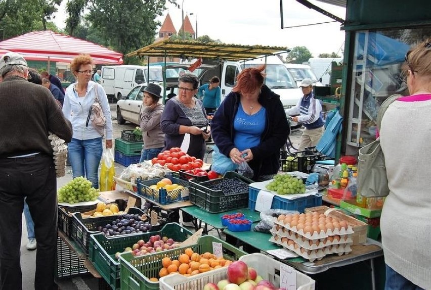 Wszystkimi kolorami tęczy kusiły kupujących stoiska na...