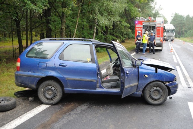 Ranna została 90-letnia kobieta przewożona ambulansem.