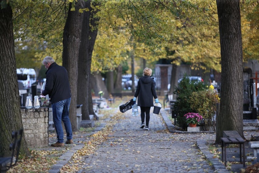 Wszystkich Świętych w Bytomiu. Na cmentarzach ruszyły wielkie porządki - zobacz ZDJĘCIA