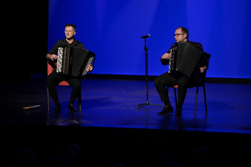 Akordeonowy duet Face2Face na scenie grudziądzkiego teatru. To był "Koncert niedzielny". Zobacz zdjęcia