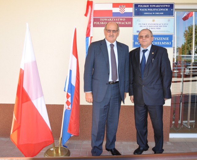 Ambasador Chorwacji Ivan del Vechio oraz rektor WSSMiKS dr Michał Gołoś przed siedzibą Towarzystwa Polsko-Chorwackiego, które w ubiegłym roku otwarte zostało przy chełmskiej uczelni.