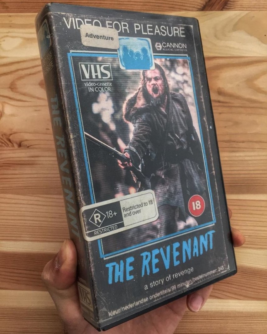 Grafik tworzy własne okładki VHS do nowych filmów i seriali....
