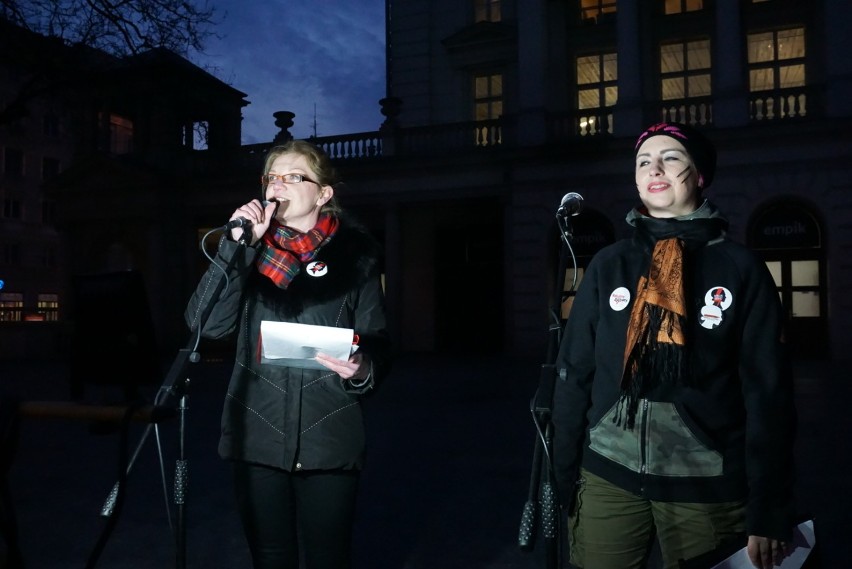 Międzynarodowy Strajk Kobiet w Poznaniu: Na placu Wolności manifestowało kilkaset osób [ZDJĘCIA]