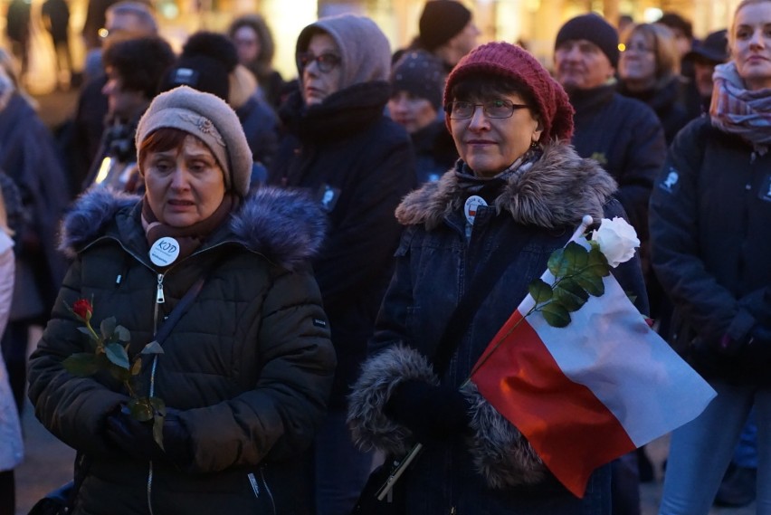 Międzynarodowy Strajk Kobiet w Poznaniu: Na placu Wolności manifestowało kilkaset osób [ZDJĘCIA]