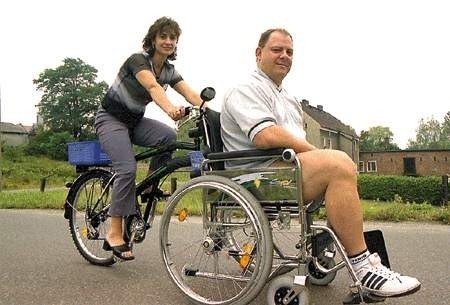 Na rowerowózku wozi pana Jacka jego żona, pani Małgorzata.