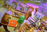 Napad na sklep w Brzeszczach. Policja szuka sprawcy