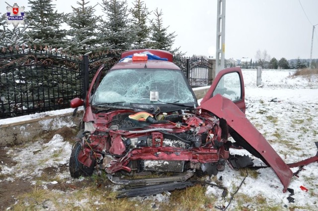 66-letni kierowca renault wpadł w poślizg, zjechał na przeciwny pas ruchu i uderzył w samochód ciężarowy. 

WIĘCEJ: Wypadek w Wólce Wieprzyckiej