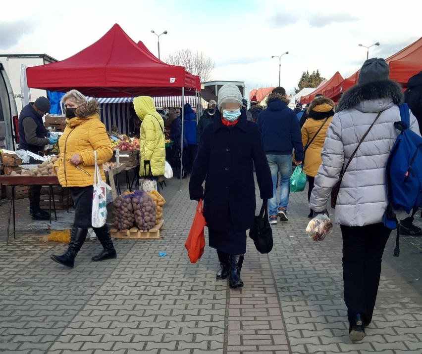 Targowisko w Będzinie w pierwszy dzień kolejnego lockdownu,...