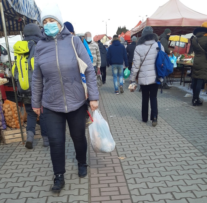 Targowisko w Będzinie w pierwszy dzień kolejnego lockdownu,...