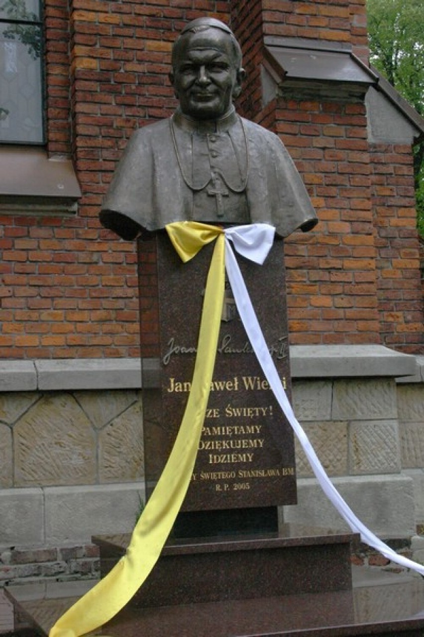 Został postawiony po śmierci Jana Pawła II w 2005 roku